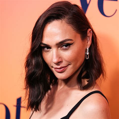 gal gadot no makeup|gal gadot posing.